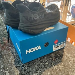 Hoka men’s Clifton 9 Wide. Size 9.5.